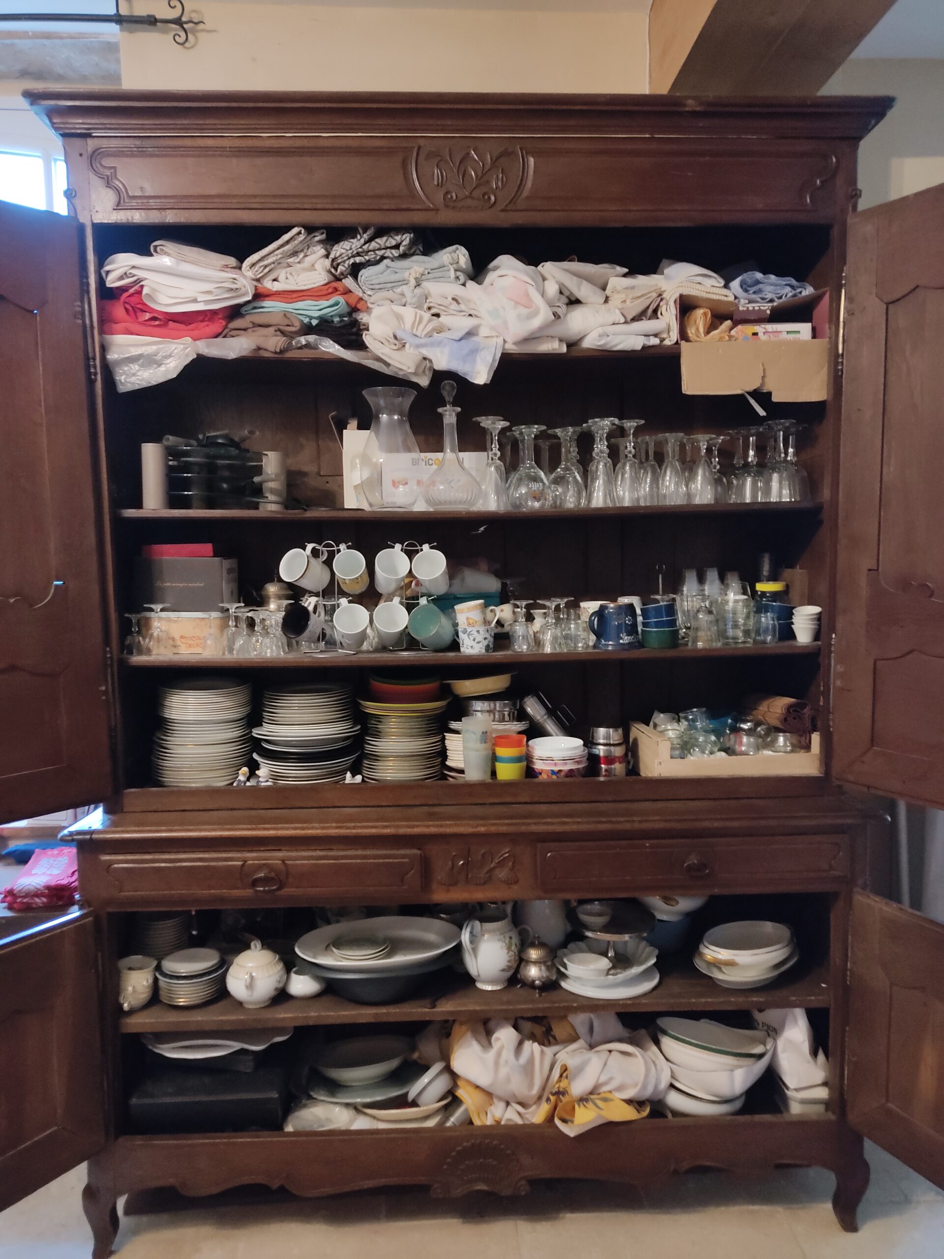 Avant – placard encombré